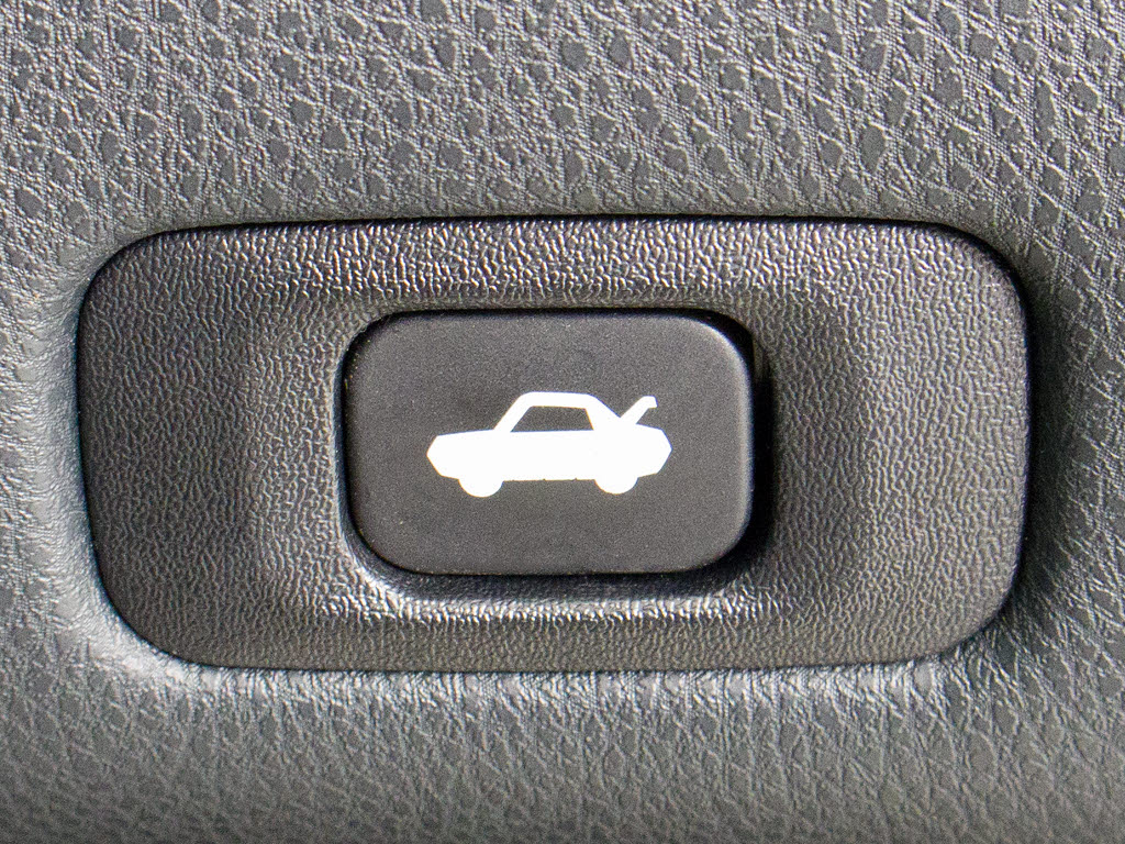 ボタン一つでトランクオープンが可能！車内
から操作できる為、非常に便利な装備の一つ
となります！