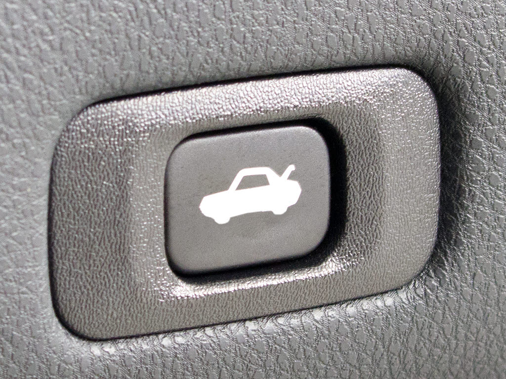 ボタン一つでトランクオープンが可能！車内
から操作できる為、非常に便利な装備の一つ
となります！
