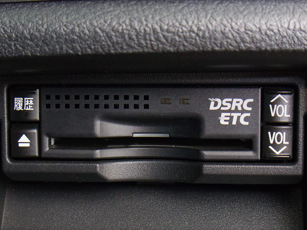 ★ETC(DSRC)が装備されています！！社外品
とは違い収まりの良いデザインが人気！高速
道路を利用する際は必需品ですよね！！スト
レス無く料金所を通過出来ます！！