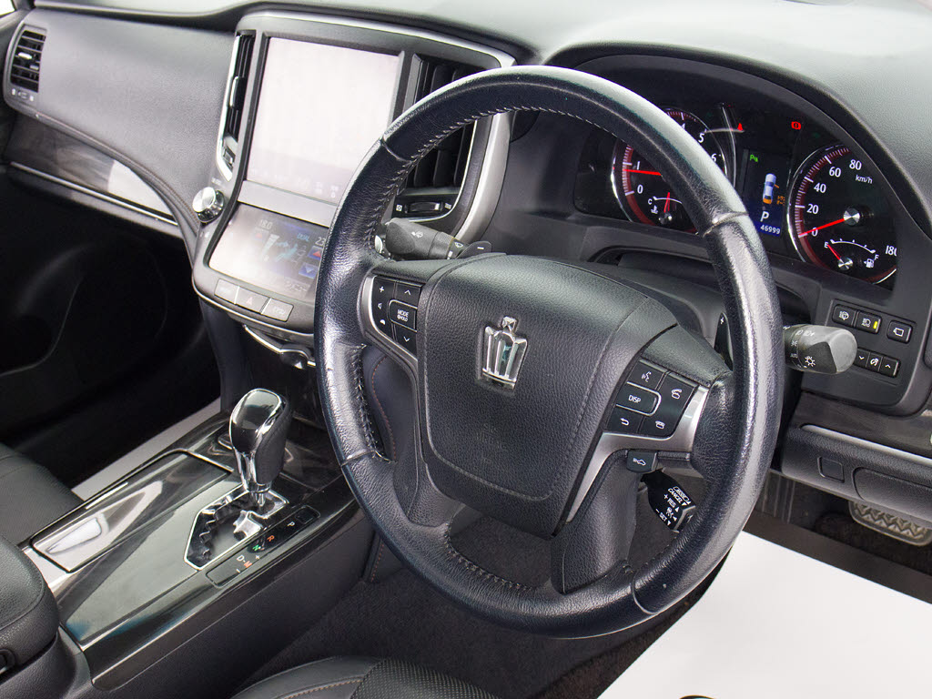 ★使いやすさや安全性を追求したステアリン
グ周り！高級車ゆえにスイッチ類が多いのも
特徴ですね！考え尽くされた配置ですぐに使
いこなす事が出来ますのでご安心下さい！是
非、体感してみて下さい！！