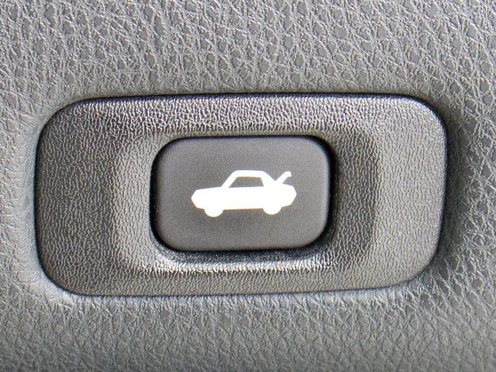 ボタン一つでトランクオープンが可能！車内
から操作できる為、非常に便利な装備の一つ
となります！