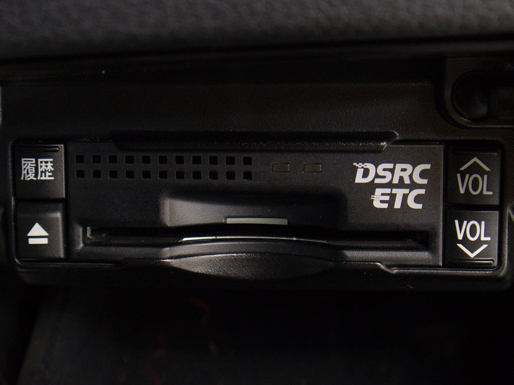 ★ETC(DSRC)が装備されています！！社外品
とは違い収まりの良いデザインが人気！高速
道路を利用する際は必需品ですよね！！スト
レス無く料金所を通過出来ます！！