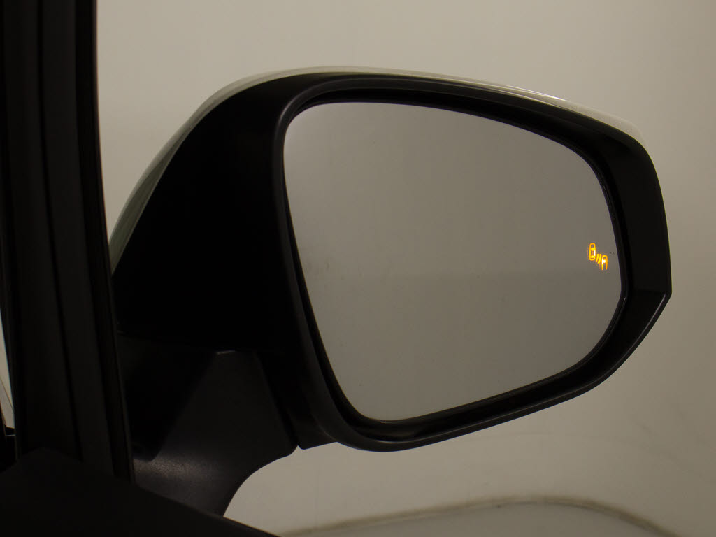 BSM（ブラインドスポット）モニター装備！
死角の車の接近をお知らせしてくれる安全装
備になります！