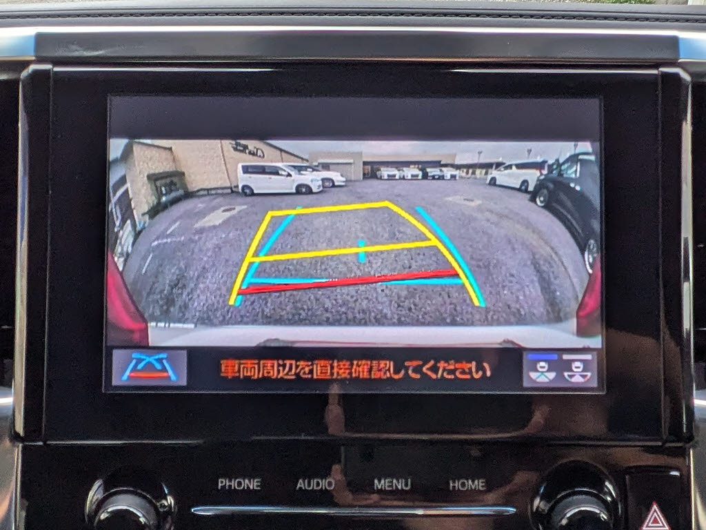 ギアをバックに入れると自動的に切り替わる
優れものです。鮮明なカメラ画像にて車庫入
れをサポートしてくれます。