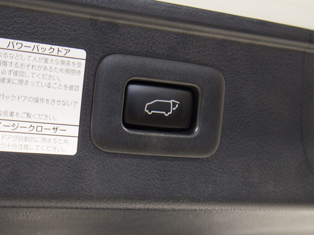 スイッチ操作でトランクリッドの自動開閉が
行えます。電子キー本体のワイヤレス機能や
運転席のスイッチからでもオープン操作が可
能です！高級車ならではの快適装備です！！
