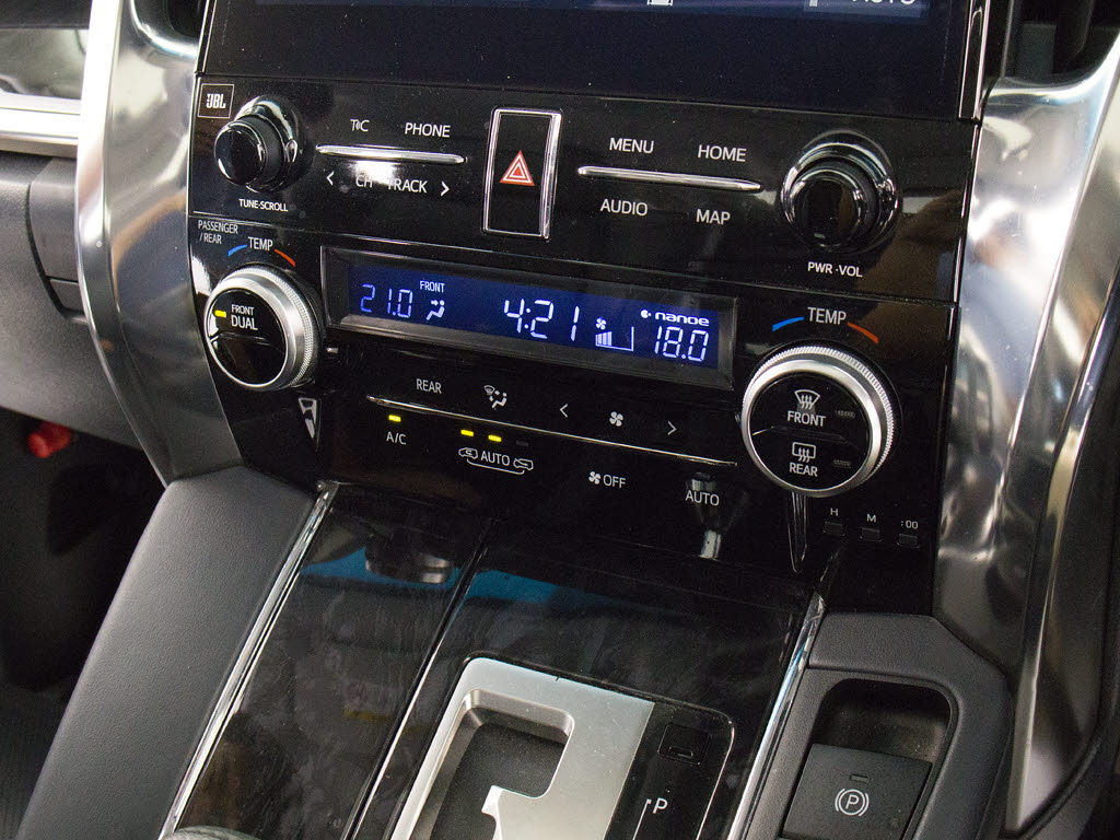 ★使いやすさや安全性を追求したステアリン
グ周り！高級車ゆえにスイッチ類が多いのも
特徴ですね！考え尽くされた配置ですぐに使
いこなす事が出来ますのでご安心下さい！是
非、体感してみて下さい！！