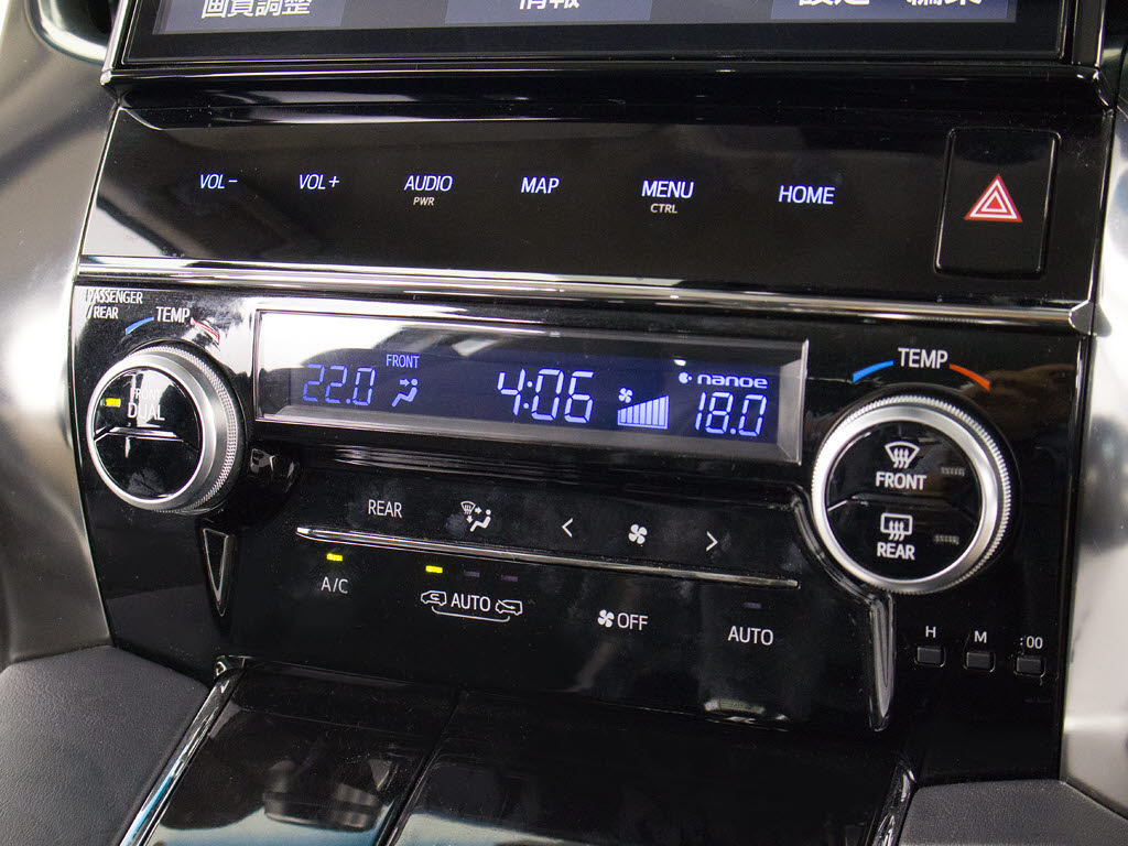 ★使いやすさや安全性を追求したステアリン
グ周り！高級車ゆえにスイッチ類が多いのも
特徴ですね！考え尽くされた配置ですぐに使
いこなす事が出来ますのでご安心下さい！是
非、体感してみて下さい！！