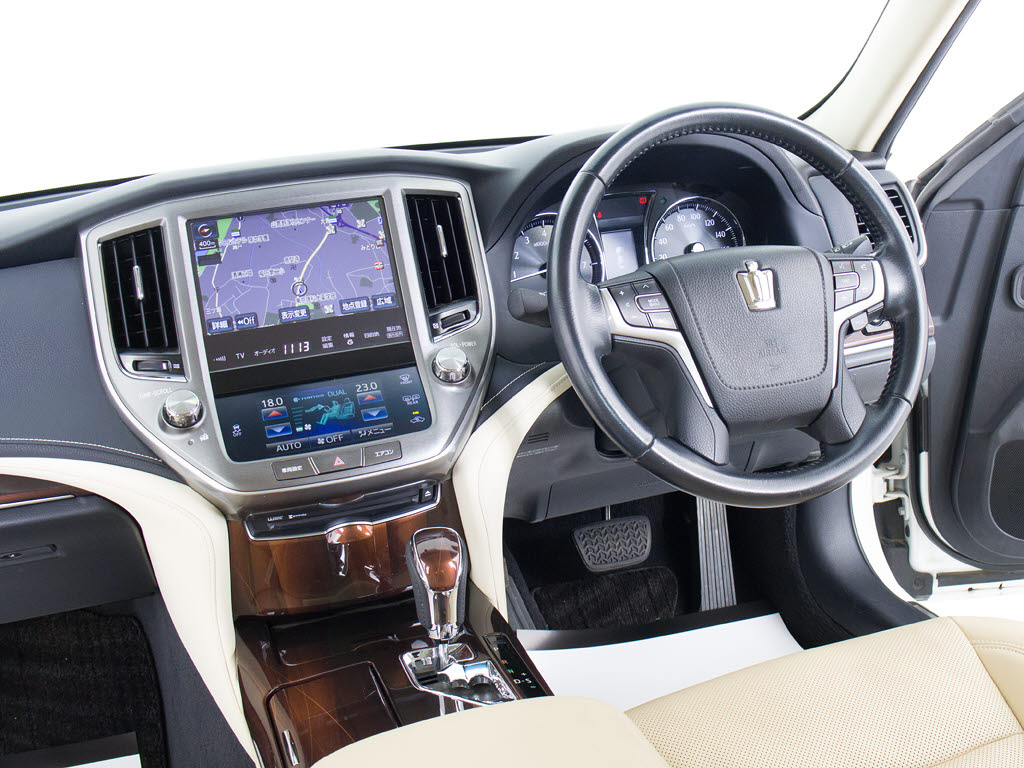使いやすさや安全性を追求したステアリング
周り！高級車ゆえにスイッチ類が多いのも特
徴ですね！考え尽くされた配置ですぐに使い
こなす事が出来ますのでご安心下さい！是非
、体感してみて下さい！！