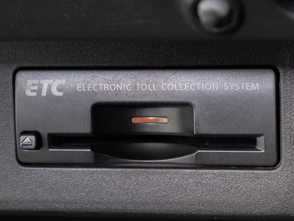 コンソール内一体型のビルトインＥＴＣ装備
！見た目の部分も良いですが、ＥＴＣカード
の盗難防止になる設置箇所です！料金所の渋
滞回避！時間帯・日によって料金の軽減を受
けられます！ストレス知らずのドライブ！