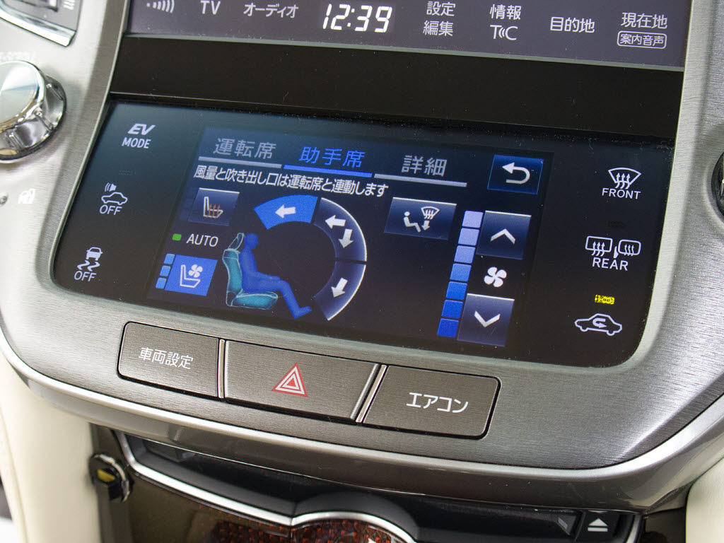 使いやすさや安全性を追求したステアリング
周り！高級車ゆえにスイッチ類が多いのも特
徴ですね！考え尽くされた配置ですぐに使い
こなす事が出来ますのでご安心下さい！是非
、体感してみて下さい！！