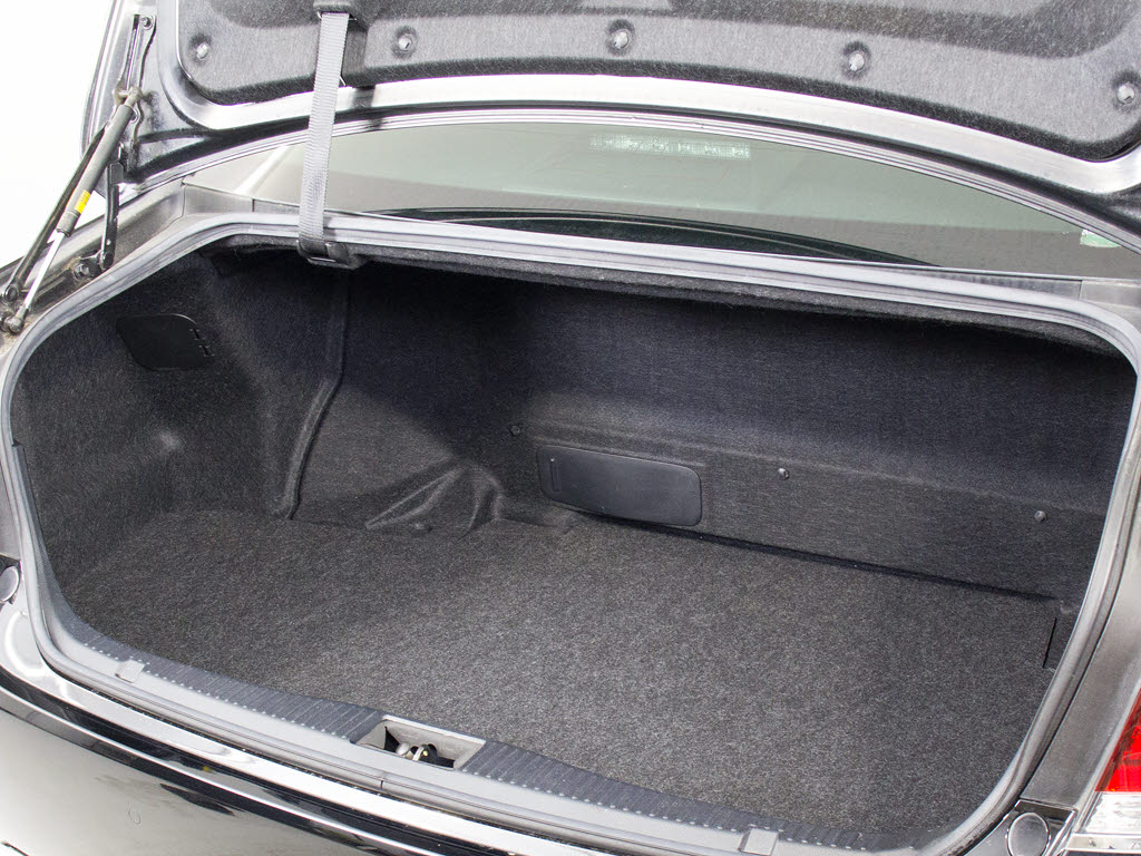 トランクが狭いと思っておりませんか？実際
は大容量トランクです！旅行等の長距離ドラ
イブも快適です！また、屋根付きスペースを
完備しておりますので、夜間でも、雨でも雪
の日だってゆっくりご覧頂けます。