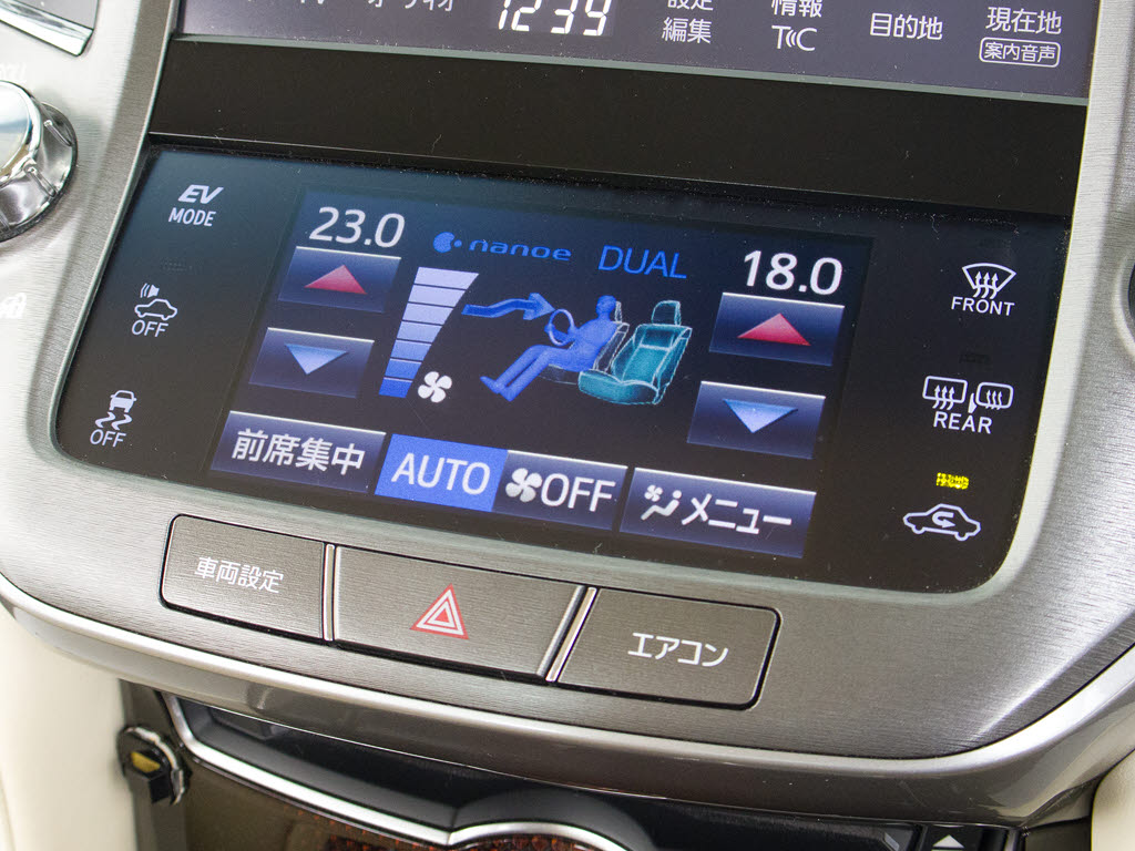 使いやすさや安全性を追求したステアリング
周り！高級車ゆえにスイッチ類が多いのも特
徴ですね！考え尽くされた配置ですぐに使い
こなす事が出来ますのでご安心下さい！是非
、体感してみて下さい！！