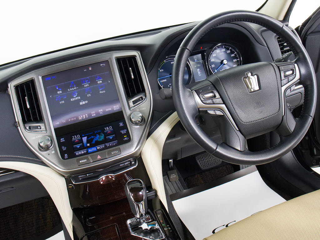 使いやすさや安全性を追求したステアリング
周り！高級車ゆえにスイッチ類が多いのも特
徴ですね！考え尽くされた配置ですぐに使い
こなす事が出来ますのでご安心下さい！是非
、体感してみて下さい！！