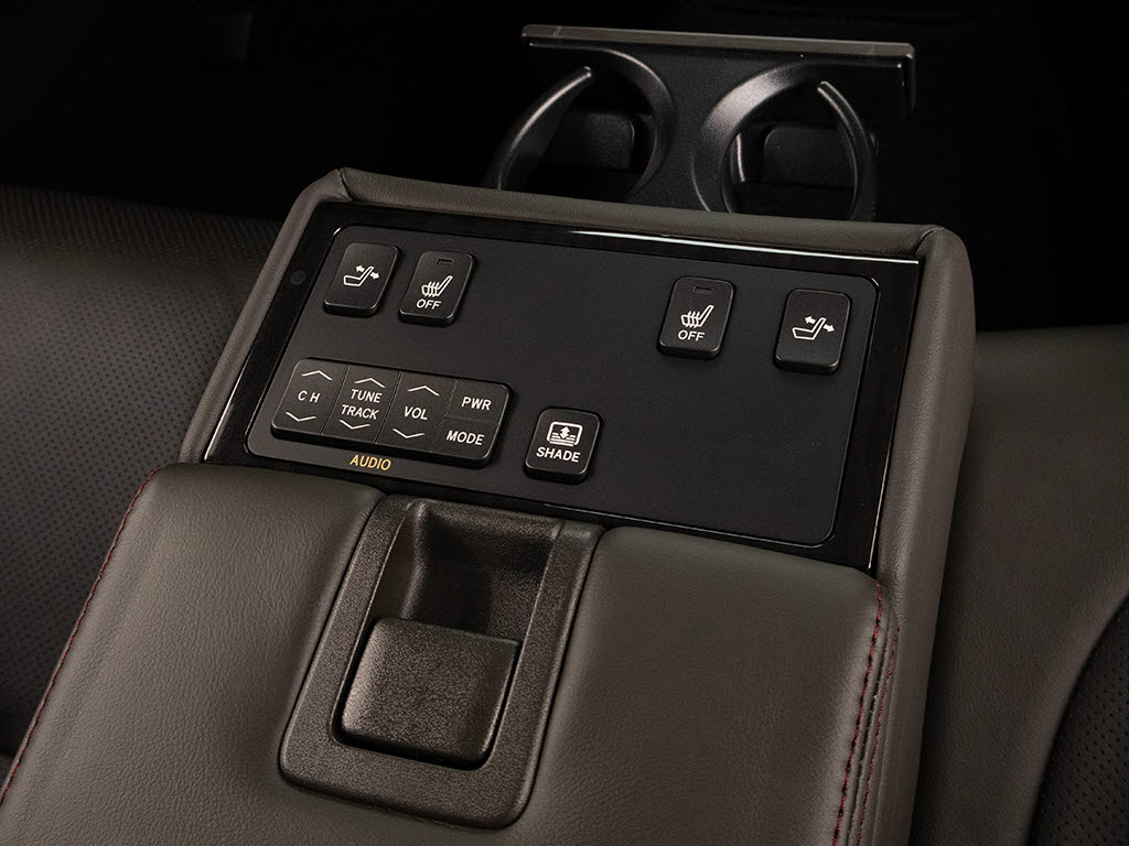 後席もVIP装備！後席センターコンソールの
画像です！こちらのお車には、後席にもパワ
ーシートが装備されています！更にオーディ
オなども後席から操作出来るなど豪華！ゲス
トに喜んで頂ける装備ですね！