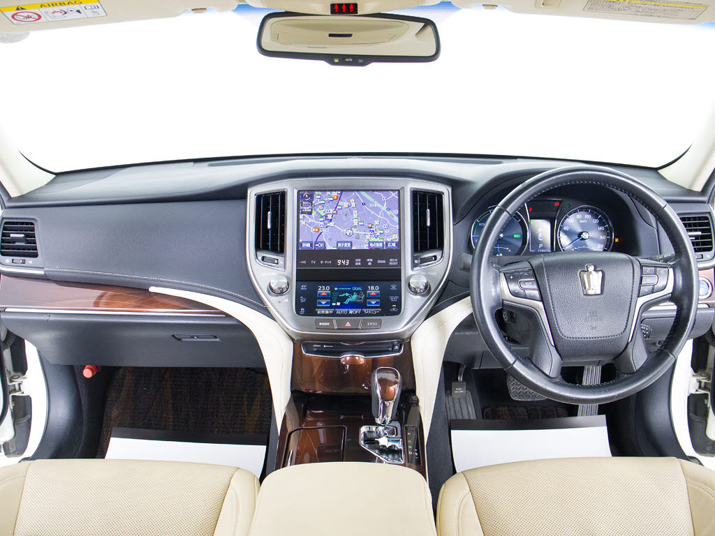 使いやすさや安全性を追求したステアリング
周り！高級車ゆえにスイッチ類が多いのも特
徴ですね！考え尽くされた配置ですぐに使い
こなす事が出来ますのでご安心下さい！是非
、体感してみて下さい！！