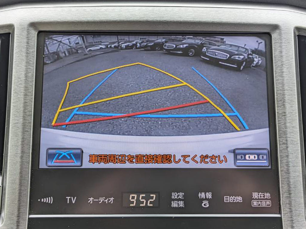 カラーバックカメラが付いています！バック
にギアを入れると、後方視界が自動的にマル
チ画面に映し出されます！夜も明るく見えま
すので、すごく便利！！一度使うとカメラ無
しには乗りたくない程！