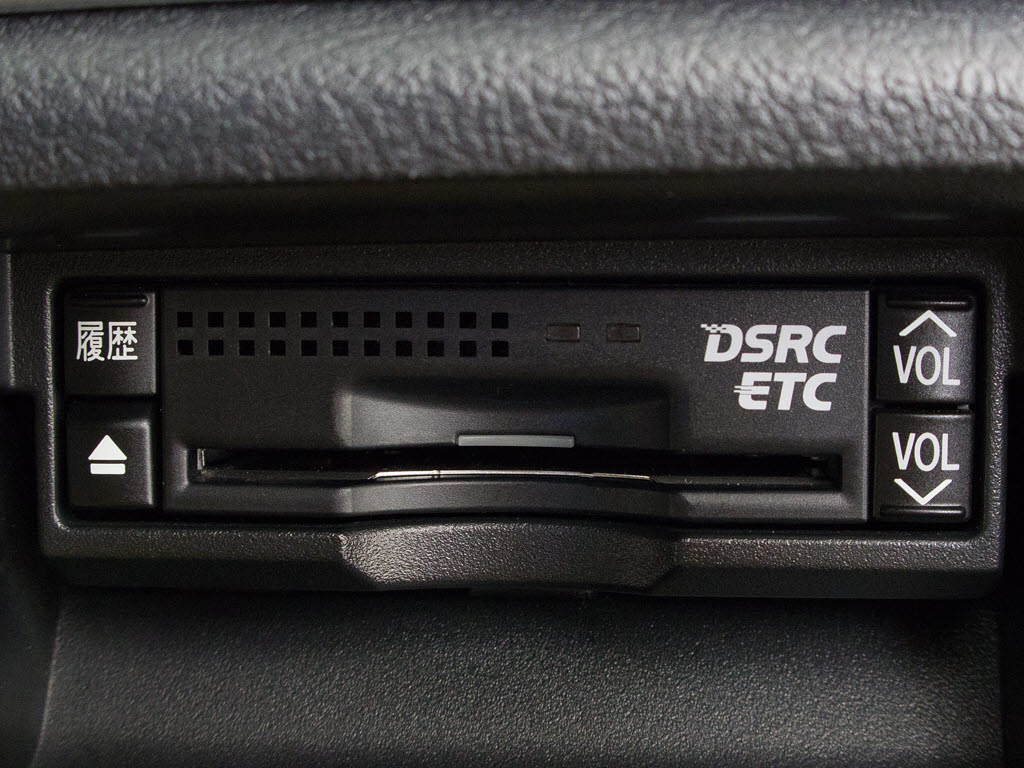 ★ＥＴＣ（ＤＳＲＣ）が装備されています！
！社外品とは違い収まりの良いデザインが人
気！高速道路を利用する際は必需品ですよね
！！ストレス無く料金所を通過出来ます！！