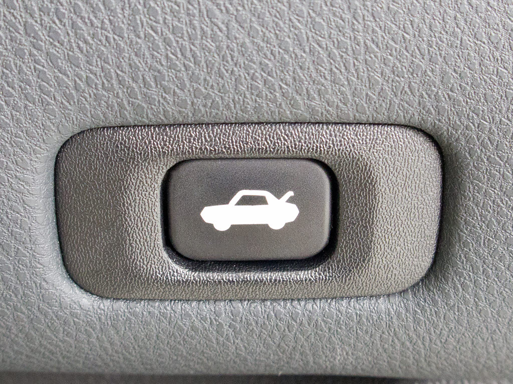 ボタン一つでトランクオープンが可能！車内
から操作できる為、非常に便利な装備の一つ
となります！