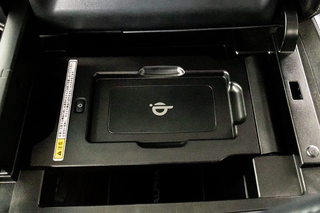 オプション【置くだけ充電器】搭載車両です
！！ケーブル要らずで置くだけで充電できる
人気の装備です！！