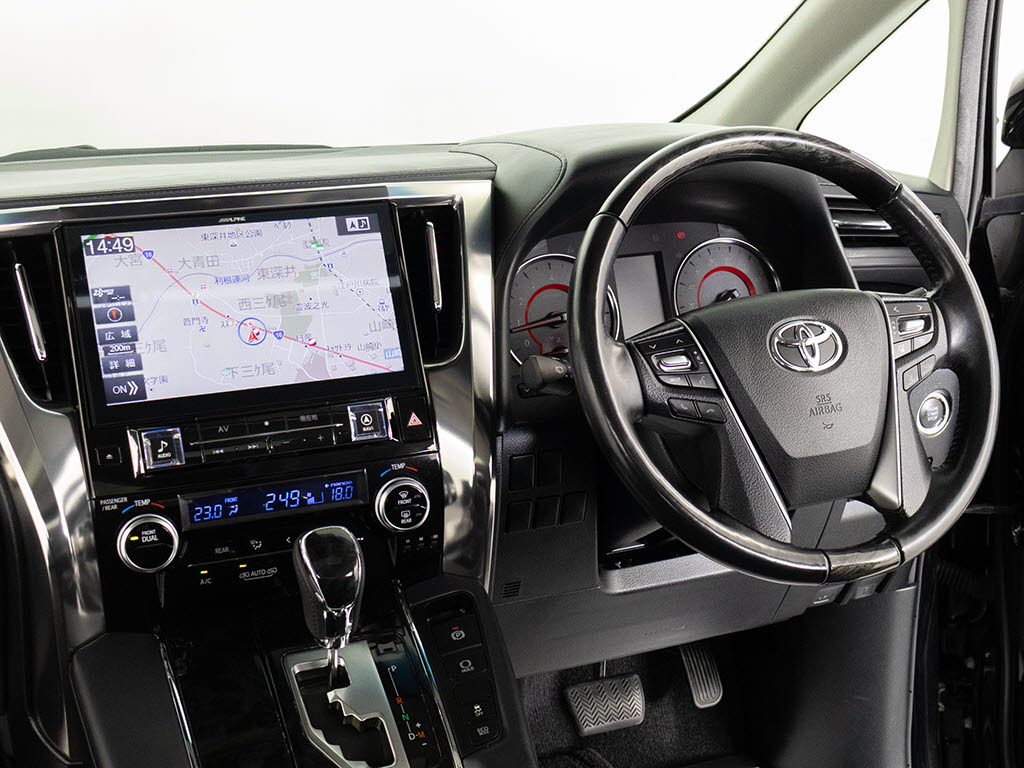 ★使いやすさや安全性を追求したステアリン
グ周り！高級車ゆえにスイッチ類が多いのも
特徴ですね！考え尽くされた配置ですぐに使
いこなす事が出来ますのでご安心下さい！是
非、体感してみて下さい！！