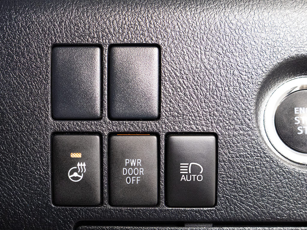 ★使いやすさや安全性を追求したステアリン
グ周り！高級車ゆえにスイッチ類が多いのも
特徴ですね！考え尽くされた配置ですぐに使
いこなす事が出来ますのでご安心下さい！是
非、体感してみて下さい！！