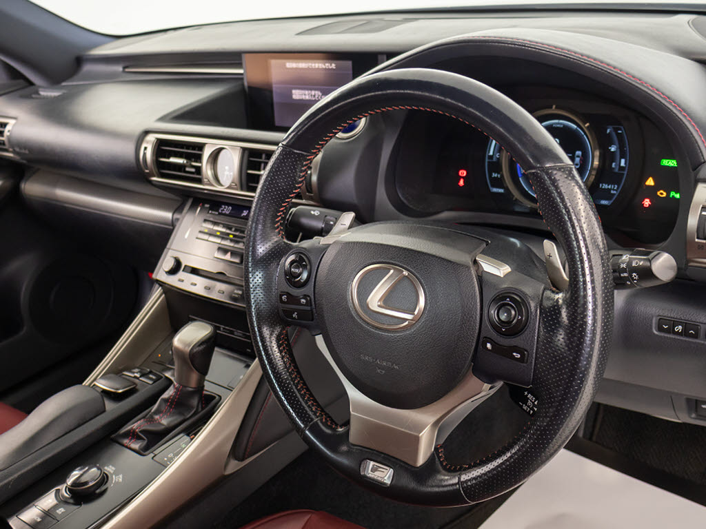 ★使いやすさや安全性を追求したステアリン
グ周り！高級車ゆえにスイッチ類が多いのも
特徴ですね！考え尽くされた配置ですぐに使
いこなす事が出来ますのでご安心下さい！是
非、体感してみて下さい！！
