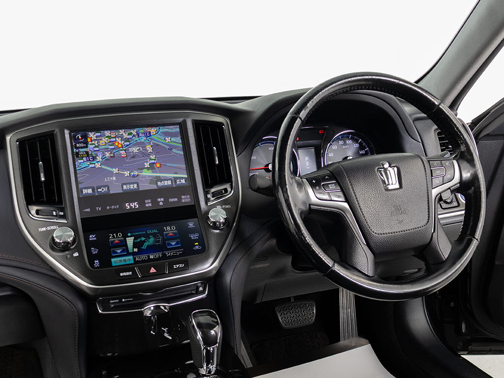 ★使いやすさや安全性を追求したステアリン
グ周り！高級車ゆえにスイッチ類が多いのも
特徴ですね！考え尽くされた配置ですぐに使
いこなす事が出来ますのでご安心下さい！是
非、体感してみて下さい！！