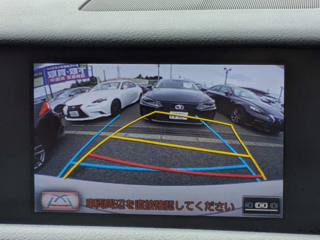 カラーバックカメラが付いています！バック
にギアを入れると、後方視界が自動的にマル
チ画面に映し出されます！夜も明るく見えま
すので、すごく便利！！一度使うとカメラ無
しには乗りたくない程！