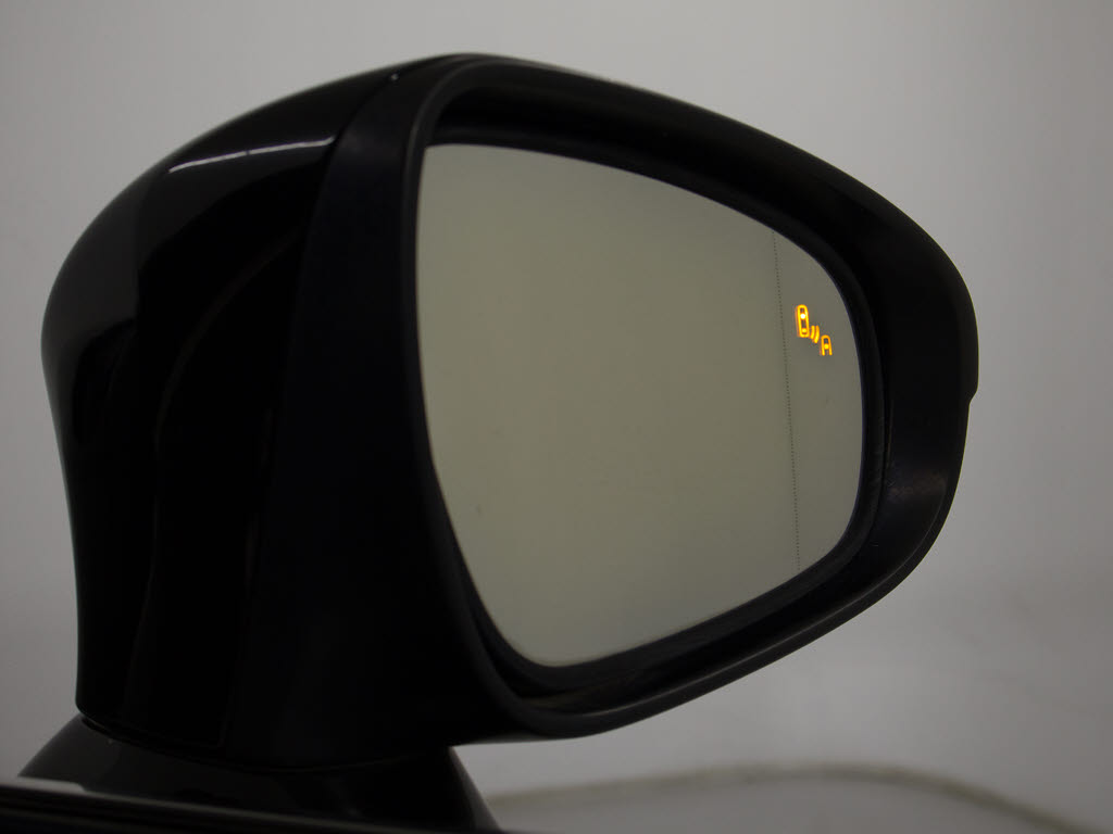 BSM(ブラインドスポットモニタ)！隣の車線
を走る車両をレーダーで検知し、ドアミラー
では確認しにくい後側方エリアに存在する車
両に加えて、急接近してくる車両も検知しま
す。