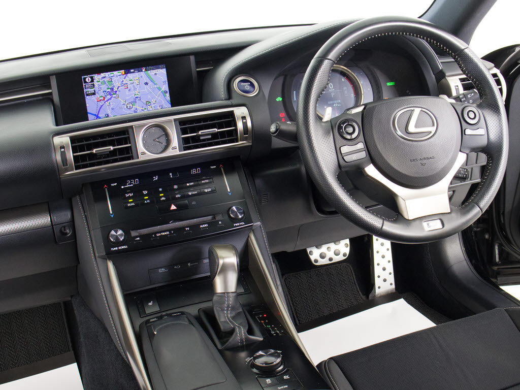 ★使いやすさや安全性を追求したステアリン
グ周り！高級車ゆえにスイッチ類が多いのも
特徴ですね！考え尽くされた配置ですぐに使
いこなす事が出来ますのでご安心下さい！是
非、体感してみて下さい！！