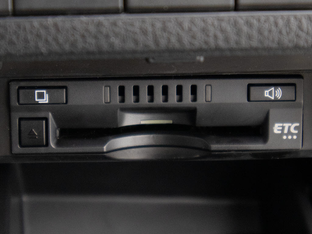 コンソール内一体型のビルトインＥＴＣ装備
！見た目の部分も良いですが、ＥＴＣカード
の盗難防止になる設置箇所です！料金所の渋
滞回避！時間帯・日によって料金の軽減を受
けられます！ストレス知らずのドライブ！