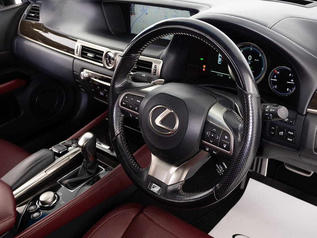 ★使いやすさや安全性を追求したステアリン
グ周り！高級車ゆえにスイッチ類が多いのも
特徴ですね！考え尽くされた配置ですぐに使
いこなす事が出来ますのでご安心下さい！是
非、体感してみて下さい！！
