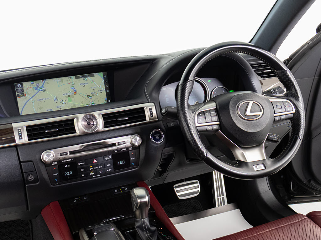★使いやすさや安全性を追求したステアリン
グ周り！高級車ゆえにスイッチ類が多いのも
特徴ですね！考え尽くされた配置ですぐに使
いこなす事が出来ますのでご安心下さい！是
非、体感してみて下さい！！