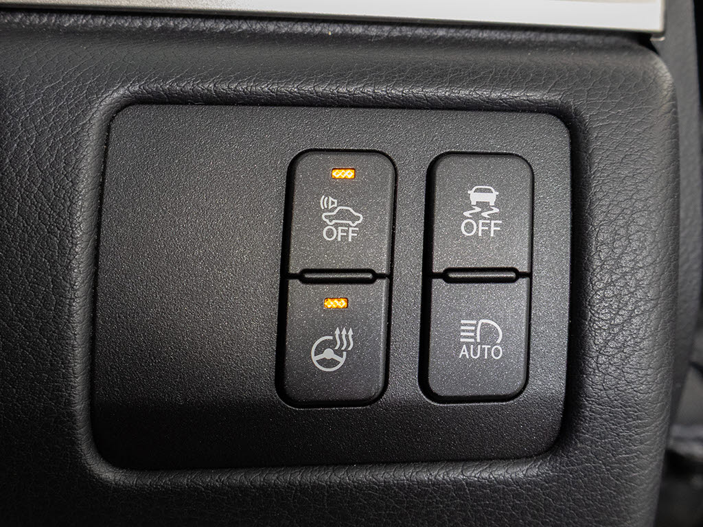 ★使いやすさや安全性を追求したステアリン
グ周り！高級車ゆえにスイッチ類が多いのも
特徴ですね！考え尽くされた配置ですぐに使
いこなす事が出来ますのでご安心下さい！是
非、体感してみて下さい！！