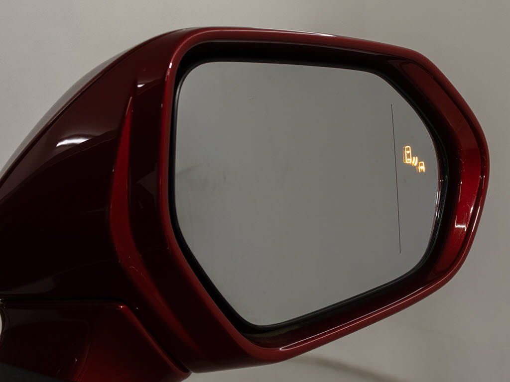 ＢＳＭ（ブラインドスポットモニタ）！隣の
車線を走る車両をレーダーで検知し、ドアミ
ラーでは確認しにくい後側方エリアに存在す
る車両に加えて、急接近してくる車両も検知
します。