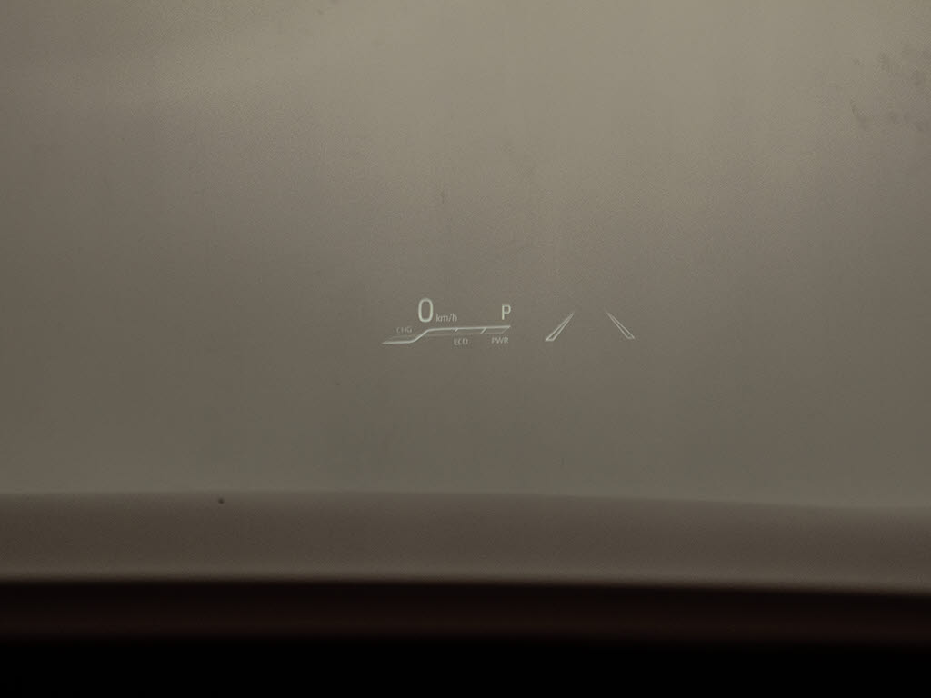 ヘッドアップディスプレイ（ＨＵＤ）付！、
フロントウインドウガラスに運転支援システ
ムの作動状況や走行に関するさまざまな情報
を表示することができます。