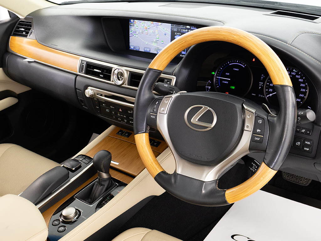 ★使いやすさや安全性を追求したステアリン
グ周り！高級車ゆえにスイッチ類が多いのも
特徴ですね！考え尽くされた配置ですぐに使
いこなす事が出来ますのでご安心下さい！是
非、体感してみて下さい！！