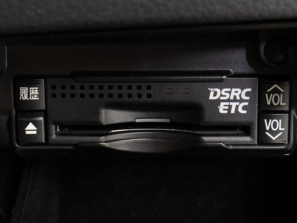 ★ETC(DSRC)が装備されています！！社外品
とは違い収まりの良いデザインが人気！高速
道路を利用する際は必需品ですよね！！スト
レス無く料金所を通過出来ます！！
