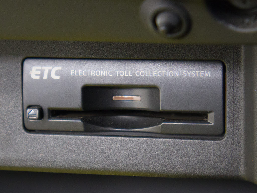 コンソール内一体型のビルトインＥＴＣ装備
！見た目の部分も良いですが、ＥＴＣカード
の盗難防止になる設置箇所です！料金所の渋
滞回避！時間帯・日によって料金の軽減を受
けられます！ストレス知らずのドライブ！