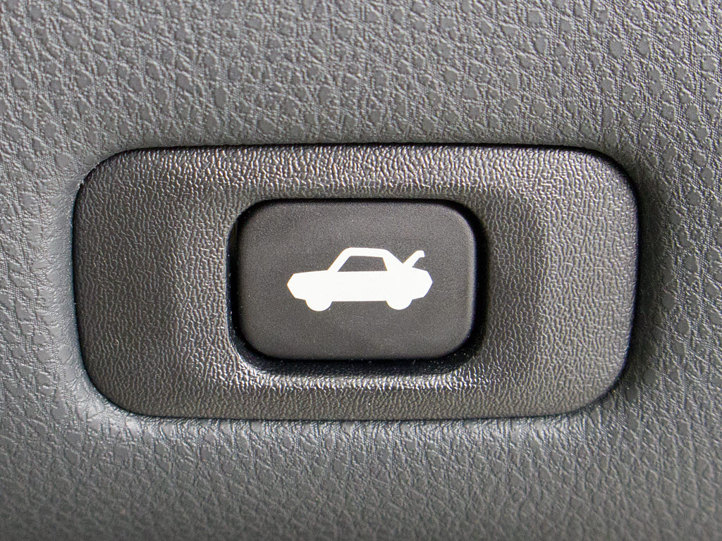 ボタン一つでトランクオープンが可能！車内
から操作できる為、非常に便利な装備の一つ
となります！