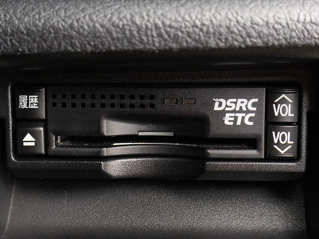 ★ETC(DSRC)が装備されています！！社外品
とは違い収まりの良いデザインが人気！高速
道路を利用する際は必需品ですよね！！スト
レス無く料金所を通過出来ます！！