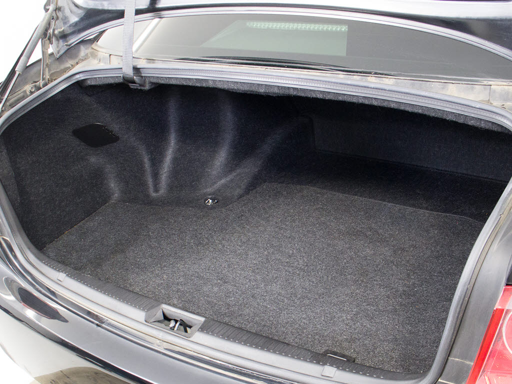 トランクが狭いと思っておりませんか？実際
は大容量トランクです！旅行等の長距離ドラ
イブも快適です！また、屋根付きスペースを
完備しておりますので、夜間でも、雨でも雪
の日だってゆっくりご覧頂けます。