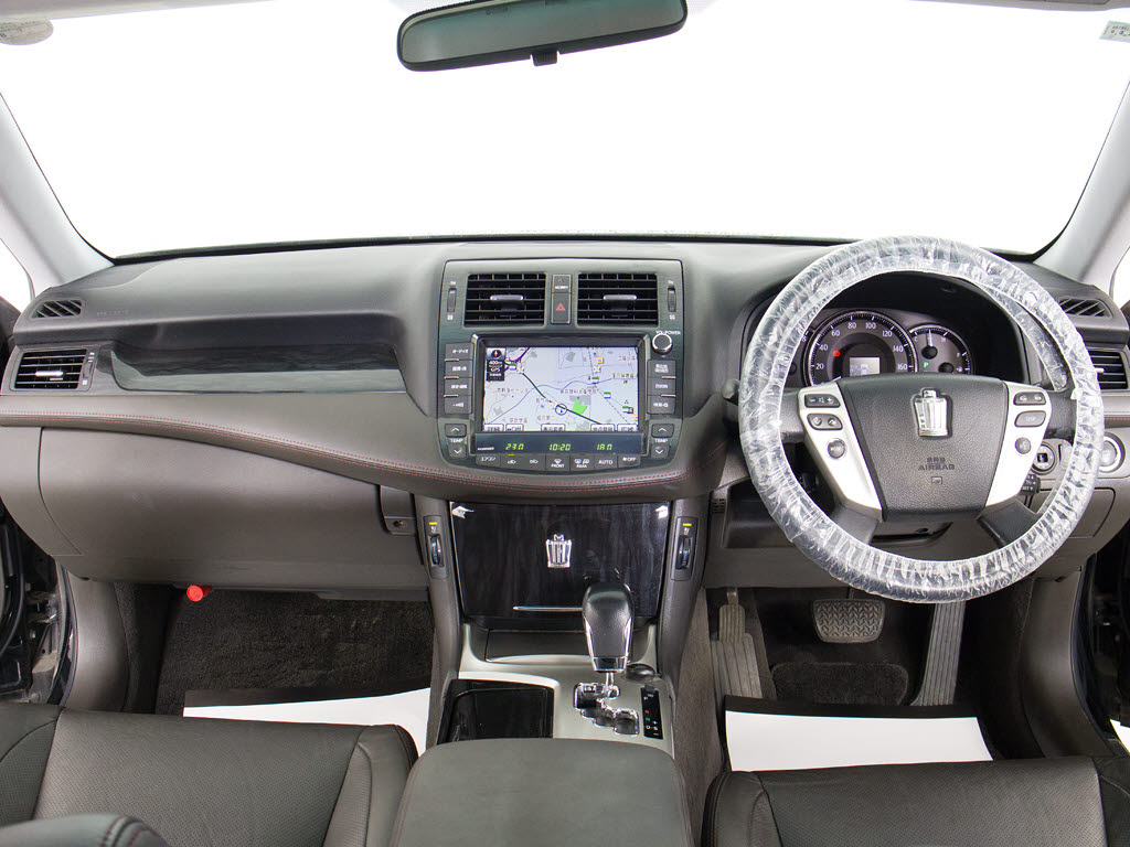 使いやすさや安全性を追求したステアリング
周り！高級車ゆえにスイッチ類が多いのも特
徴ですね！考え尽くされた配置ですぐに使い
こなす事が出来ますのでご安心下さい！是非
、体感してみて下さい！！