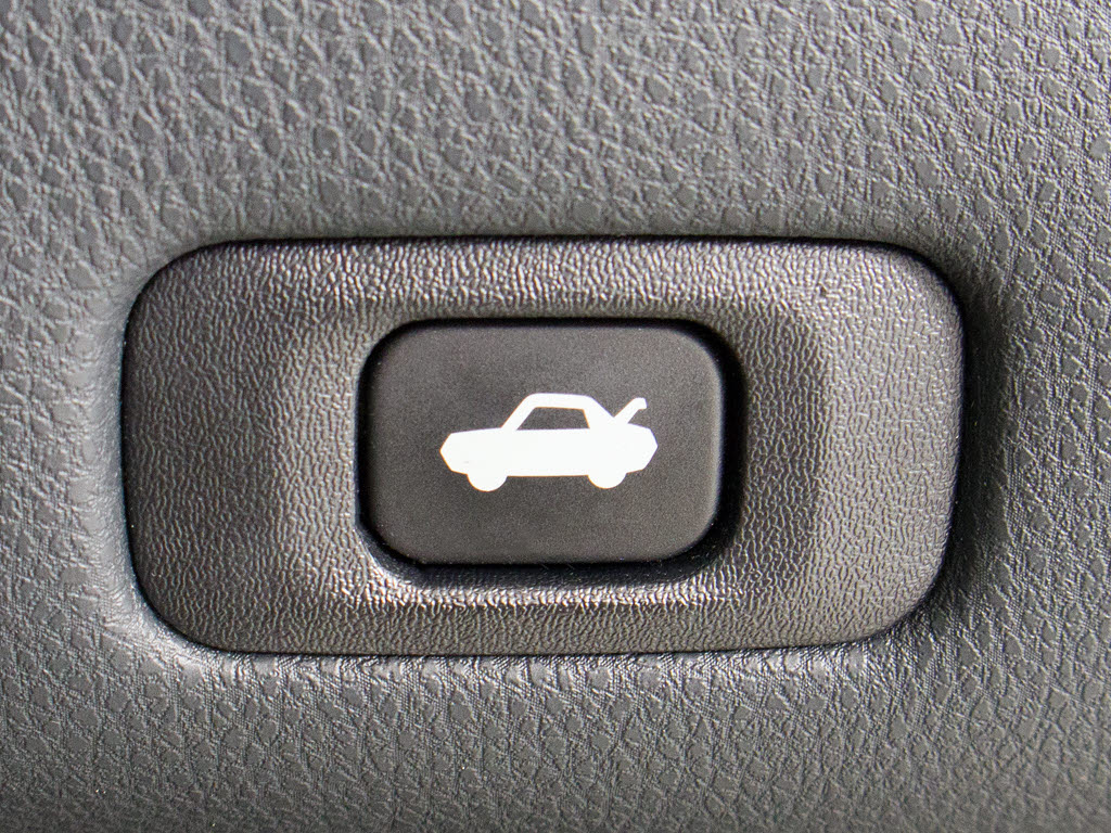 ボタン一つでトランクオープンが可能！車内
から操作できる為、非常に便利な装備の一つ
となります！