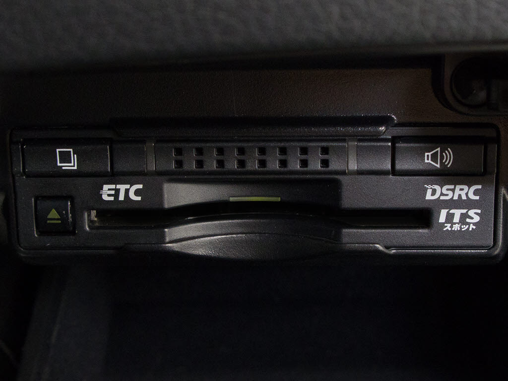 ★ETC(DSRC)が装備されています！！社外品
とは違い収まりの良いデザインが人気！高速
道路を利用する際は必需品ですよね！！スト
レス無く料金所を通過出来ます！！