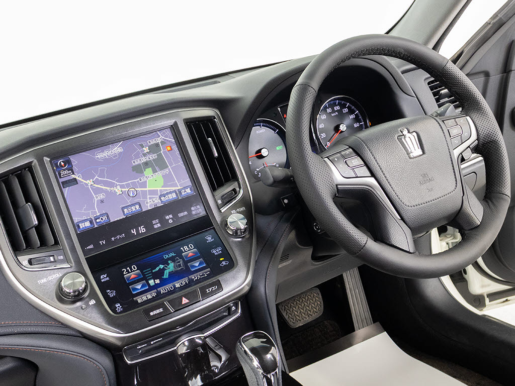 使いやすさや安全性を追求したステアリング
周り！高級車ゆえにスイッチ類が多いのも特
徴ですね！考え尽くされた配置ですぐに使い
こなす事が出来ますのでご安心下さい！是非
、体感してみて下さい！！