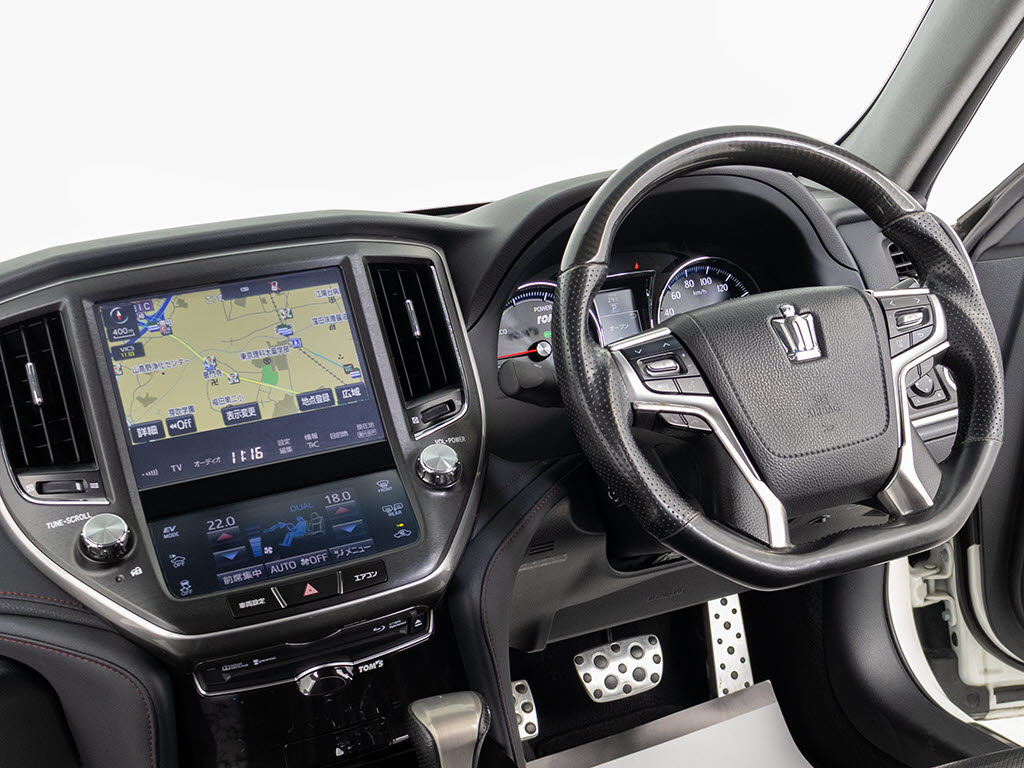 使いやすさや安全性を追求したステアリング
周り！高級車ゆえにスイッチ類が多いのも特
徴ですね！考え尽くされた配置ですぐに使い
こなす事が出来ますのでご安心下さい！是非
、体感してみて下さい！！