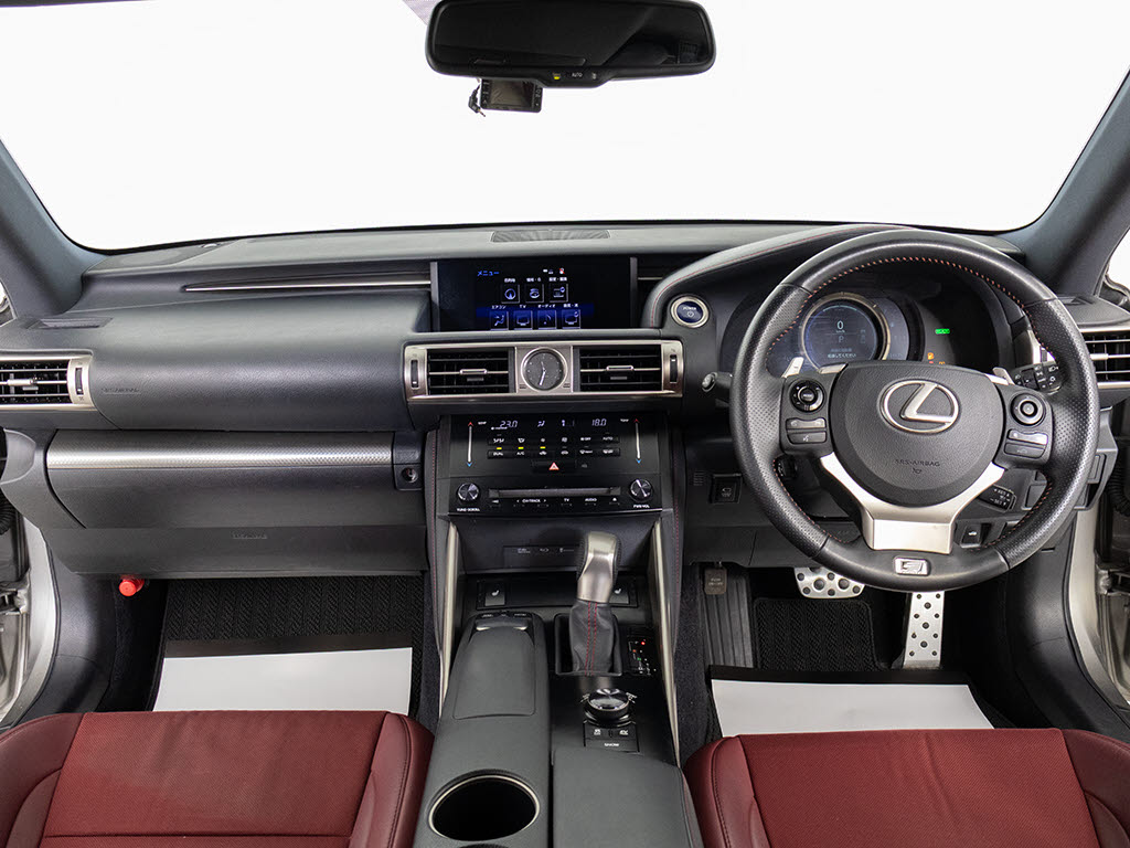 ★使いやすさや安全性を追求したステアリン
グ周り！高級車ゆえにスイッチ類が多いのも
特徴ですね！考え尽くされた配置ですぐに使
いこなす事が出来ますのでご安心下さい！是
非、体感してみて下さい！！