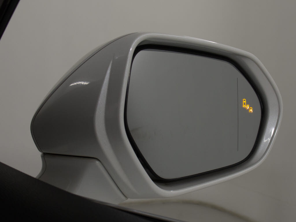 ＢＳＭ（ブラインドスポットモニタ）！隣の
車線を走る車両をレーダーで検知し、ドアミ
ラーでは確認しにくい後側方エリアに存在す
る車両に加えて、急接近してくる車両も検知
します。