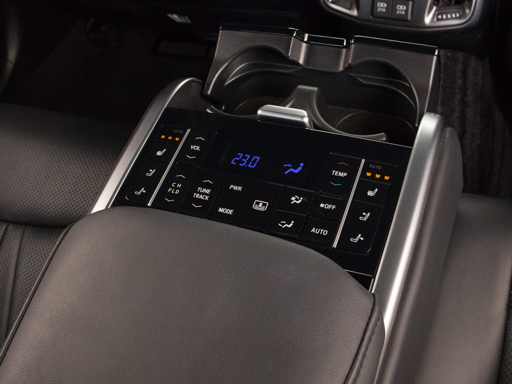 後席もVIP装備！後席センターコンソールの
画像です！こちらのお車には、後席にもパワ
ーシートが装備されています！更にオーディ
オなども後席から操作出来るなど豪華！ゲス
トに喜んで頂ける装備ですね！
